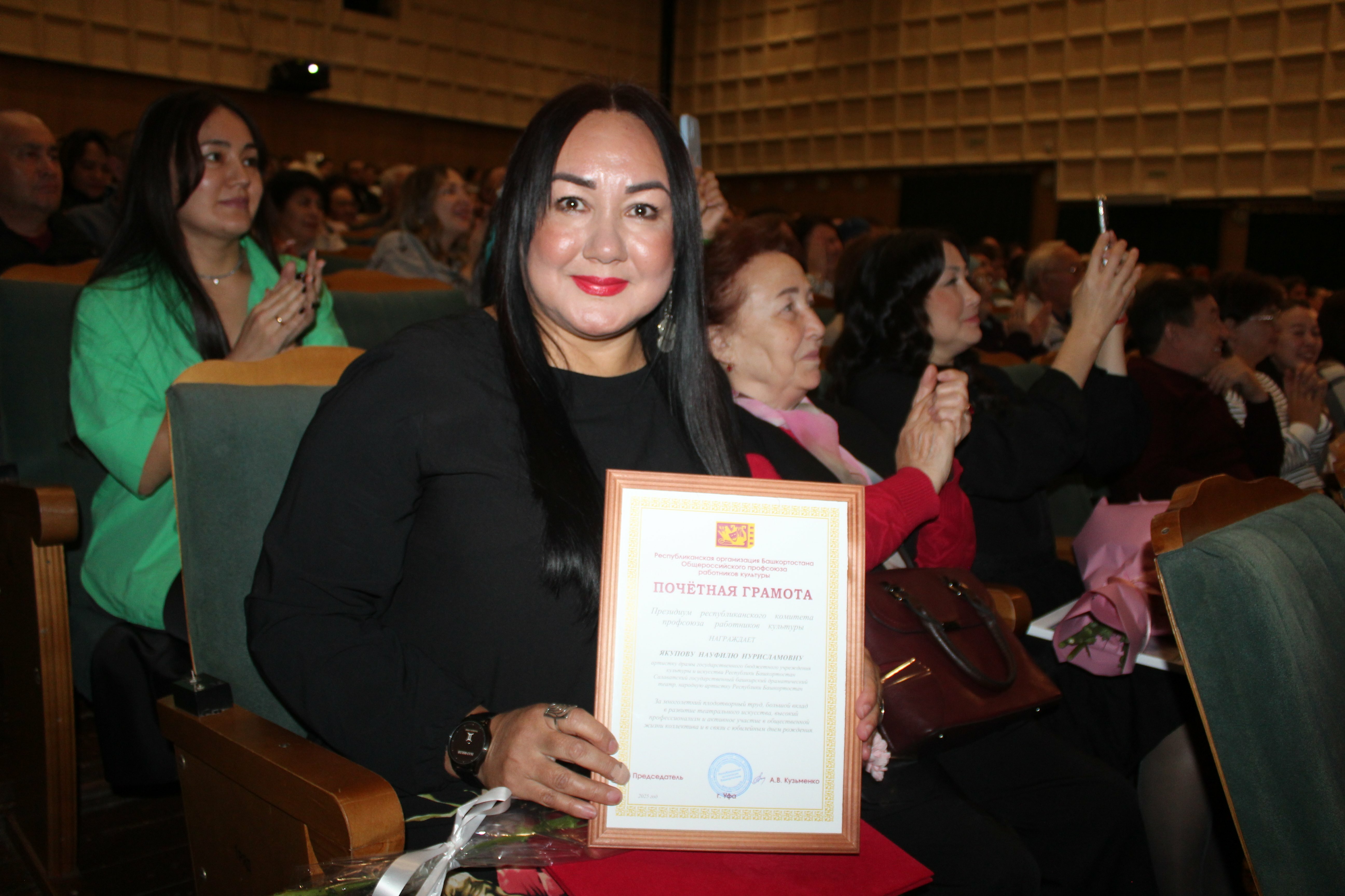 Театр ишектәре йәнә асыҡ