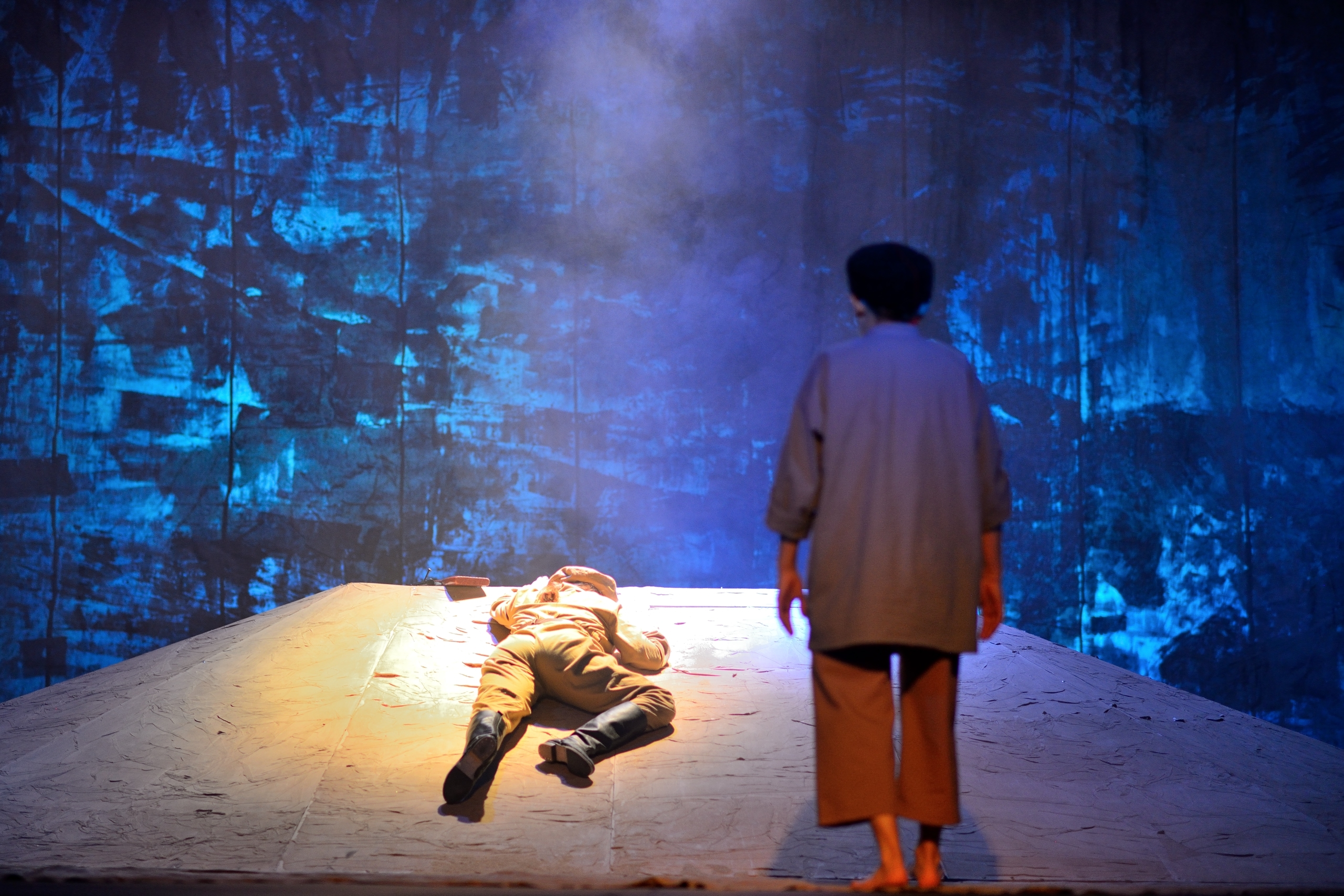 Театр ишектәре йәнә асыҡ