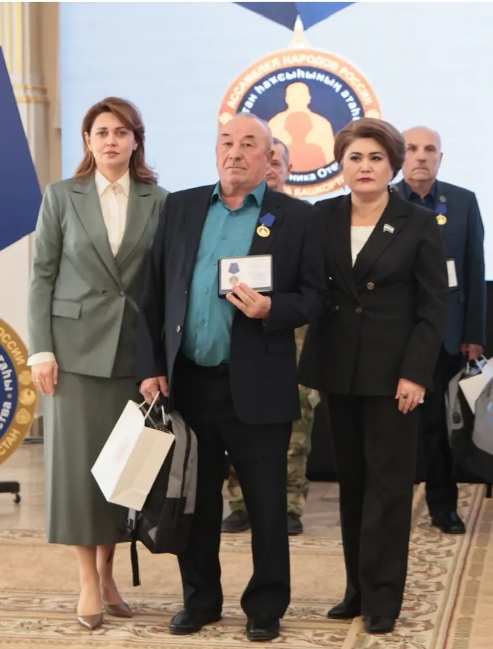 Яугир атаһына -миҙал