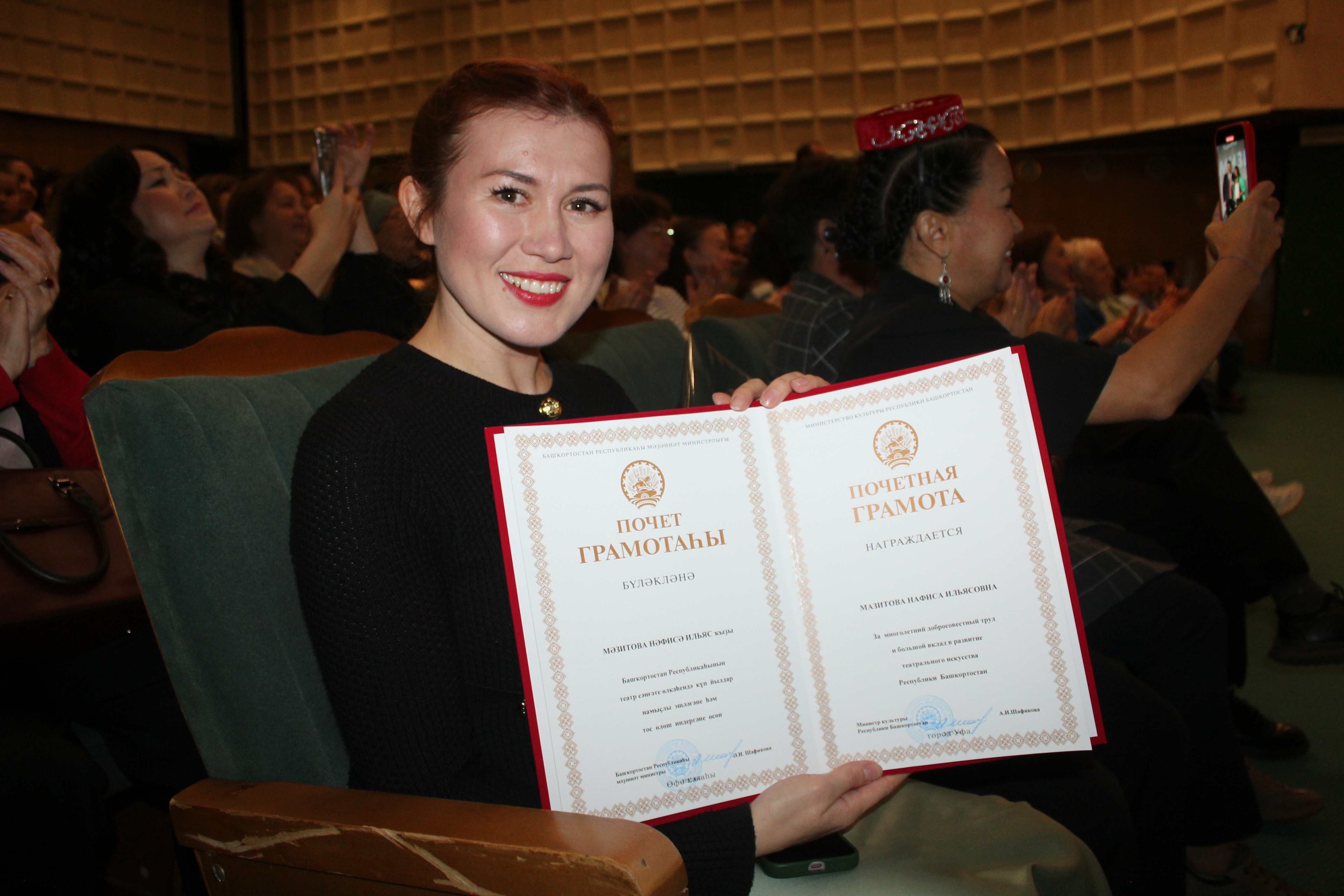 Театр ишектәре йәнә асыҡ