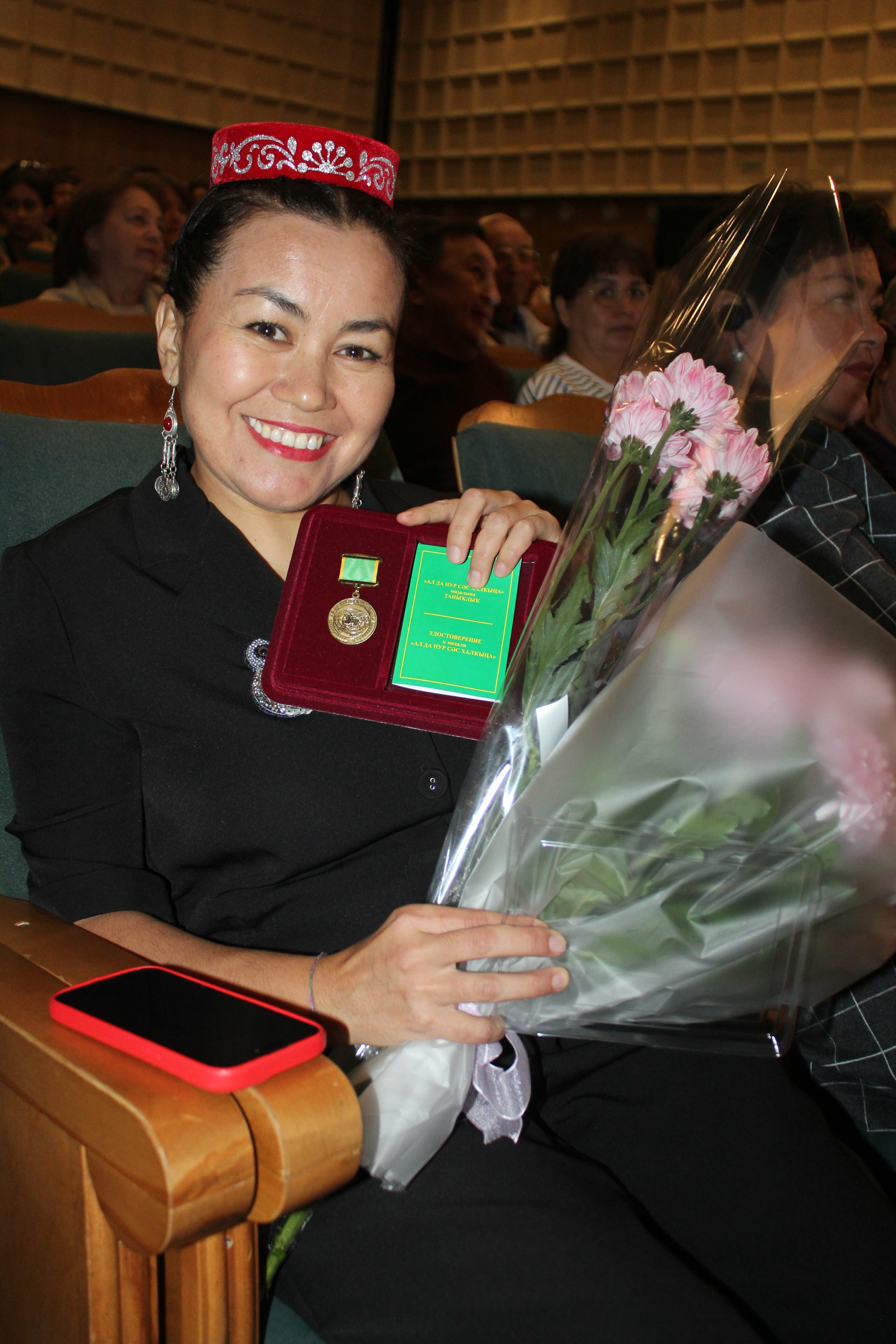 Театр ишектәре йәнә асыҡ