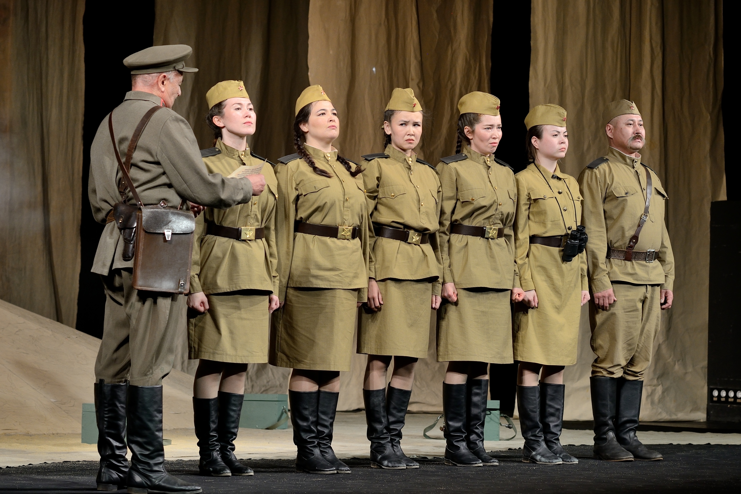 Театр ишектәре йәнә асыҡ