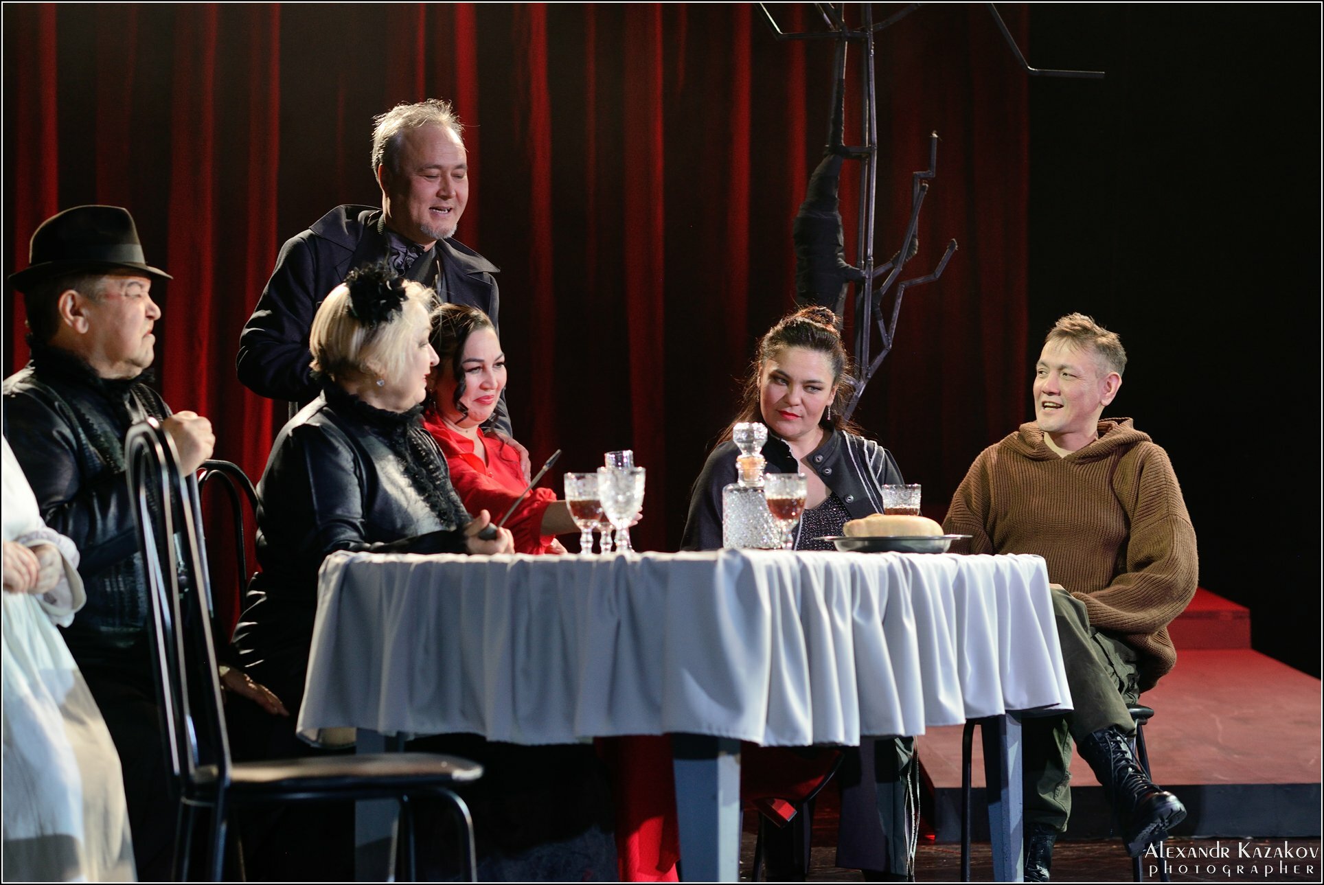 Тоғролоҡ һәм хыянат, һөйөү һәм нәфрәт