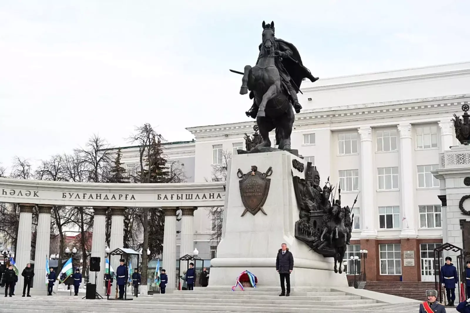 Радий Хабиров возложил цветы к памятнику Минигали Шаймуратова в Уфе