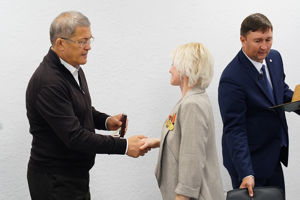 Һәләк булған яугирҙарҙың ғаиләләренә - Шайморатов ордендары