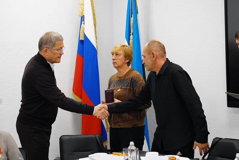 Һәләк булған яугирҙарҙың ғаиләләренә - Шайморатов ордендары