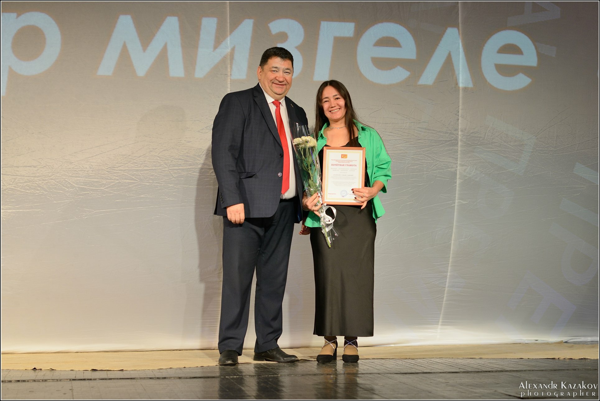 Театр ишектәре йәнә асыҡ