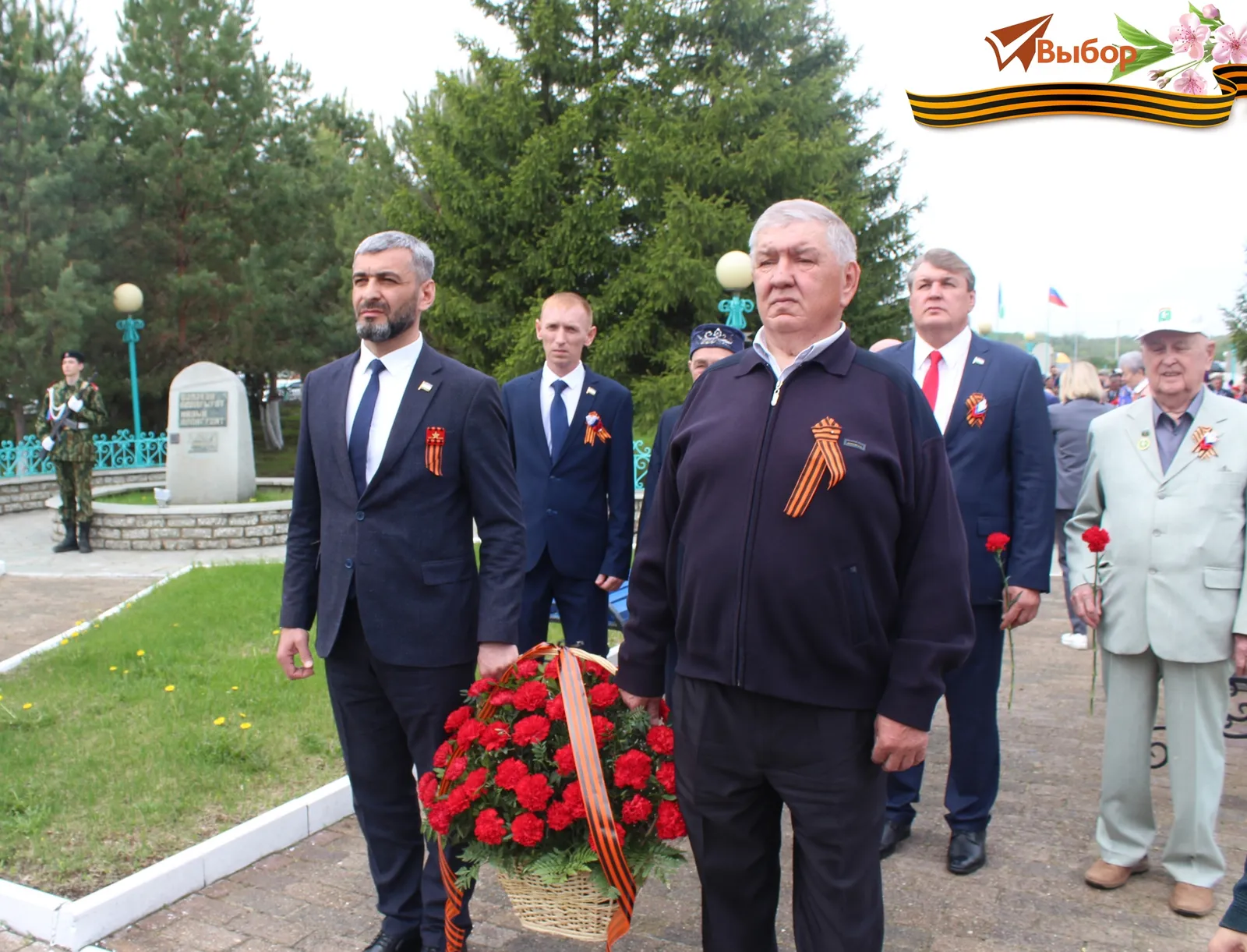 Геройҙар иҫтәлегенә  - сәскәләр һәм ихтирам