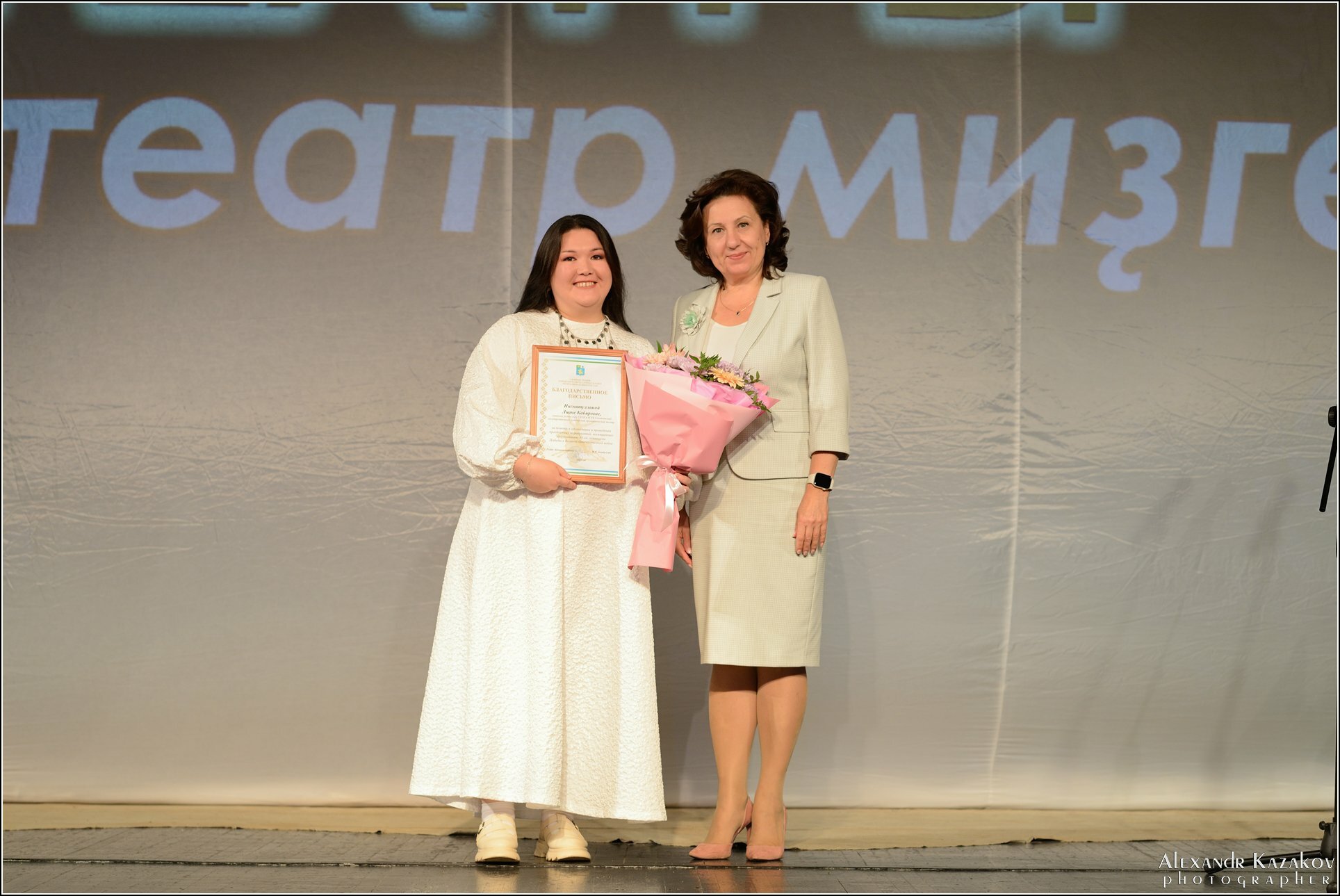 Театр ишектәре йәнә асыҡ