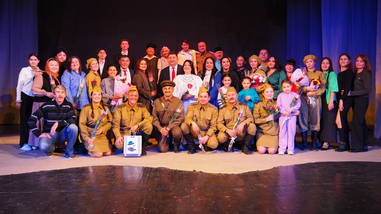 Театр ишектәре йәнә асыҡ