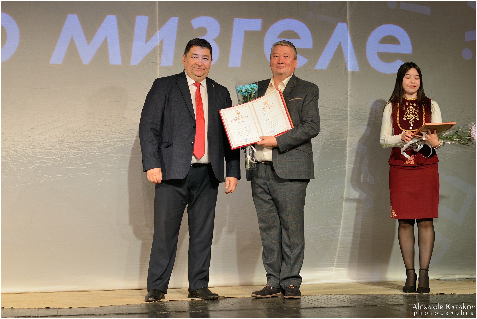 Театр ишектәре йәнә асыҡ