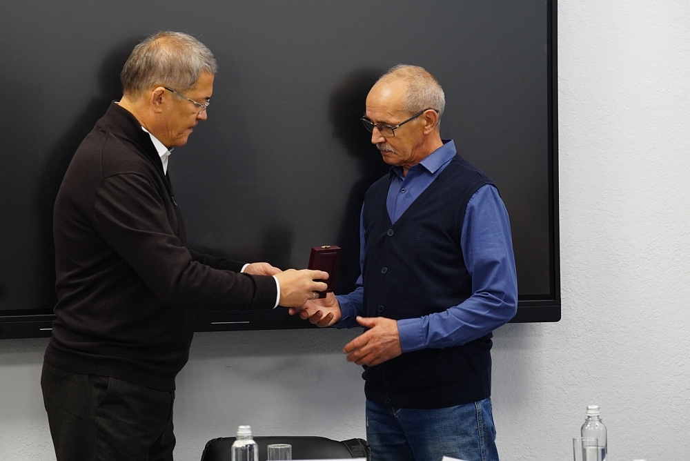 Һәләк булған яугирҙарҙың ғаиләләренә - Шайморатов ордендары