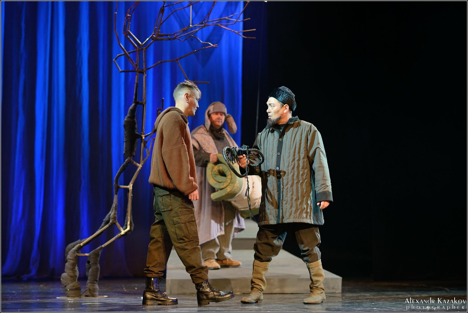 Тоғролоҡ һәм хыянат, һөйөү һәм нәфрәт