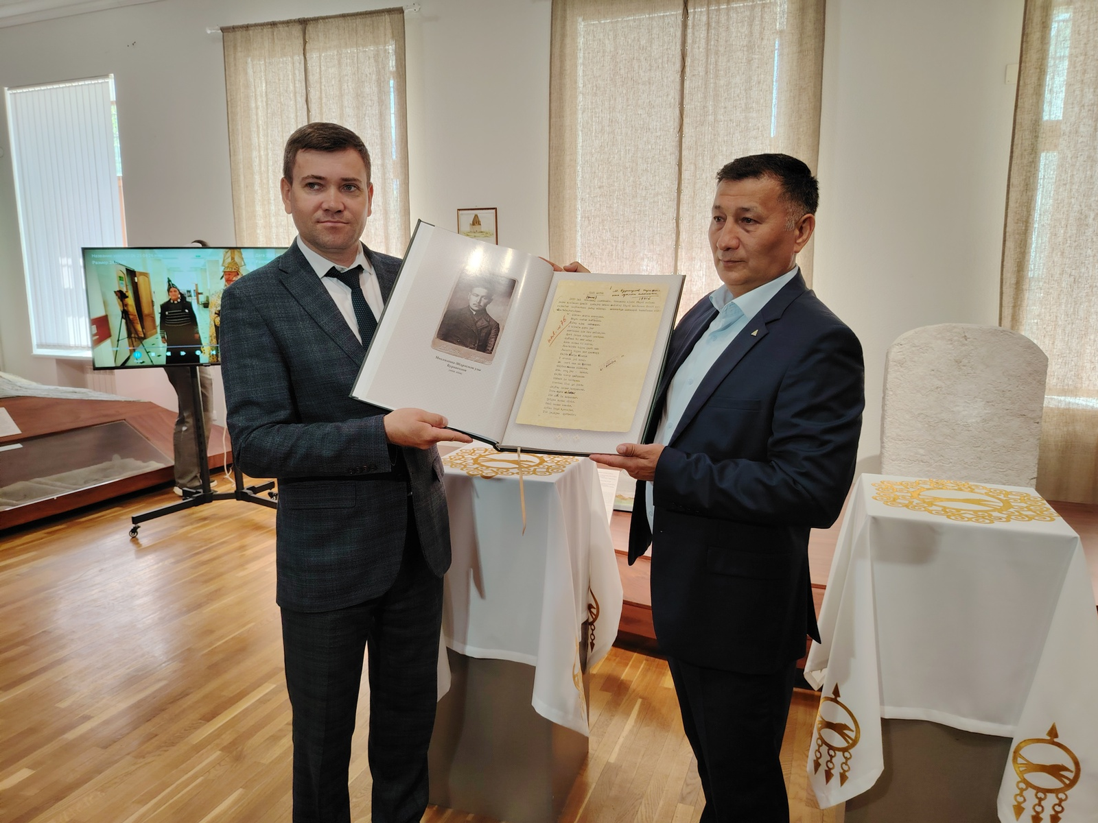 Копию эпоса «Урал-батыр» передали в фонд Евразийского музея кочевых цивилизаций