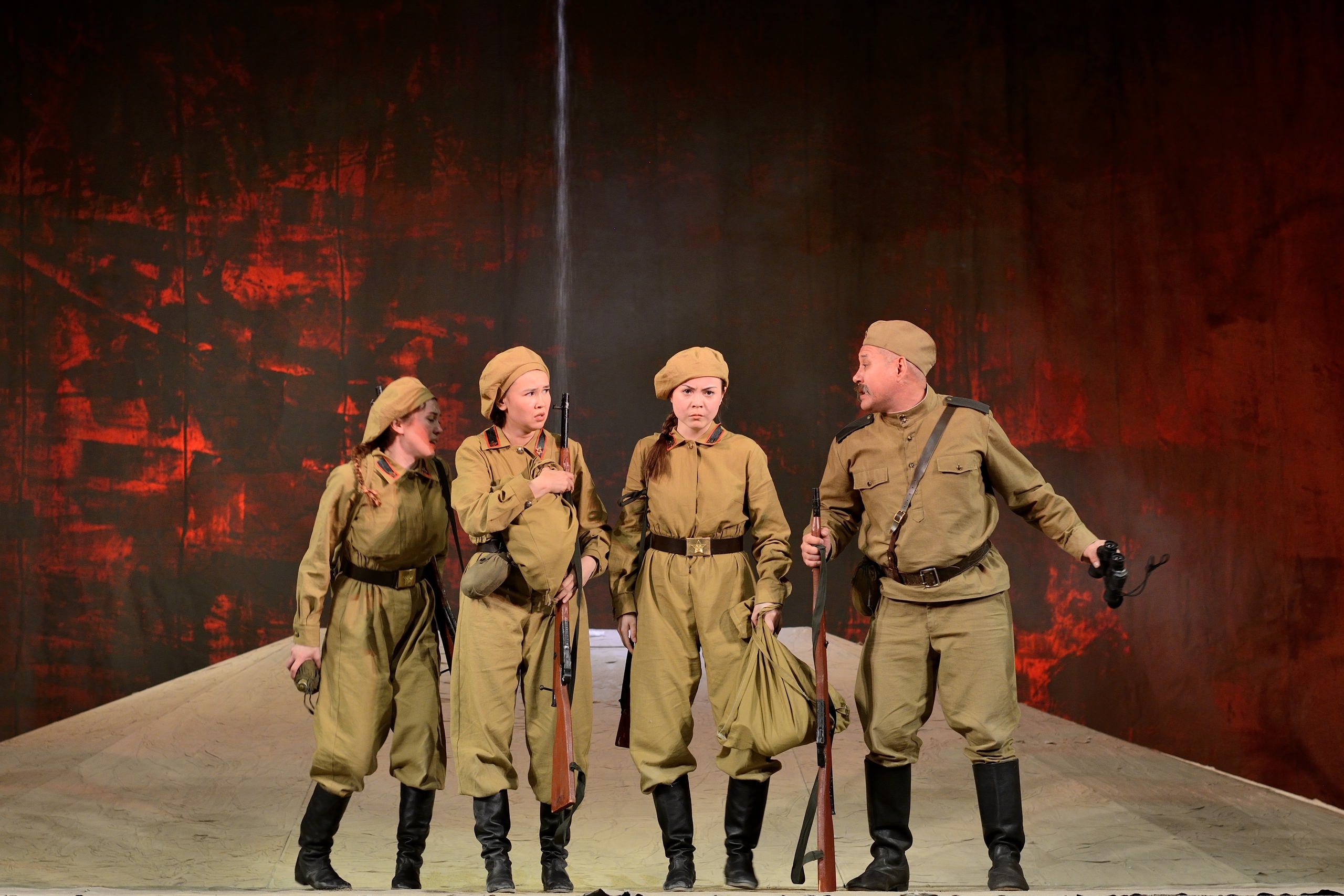 Театр ишектәре йәнә асыҡ