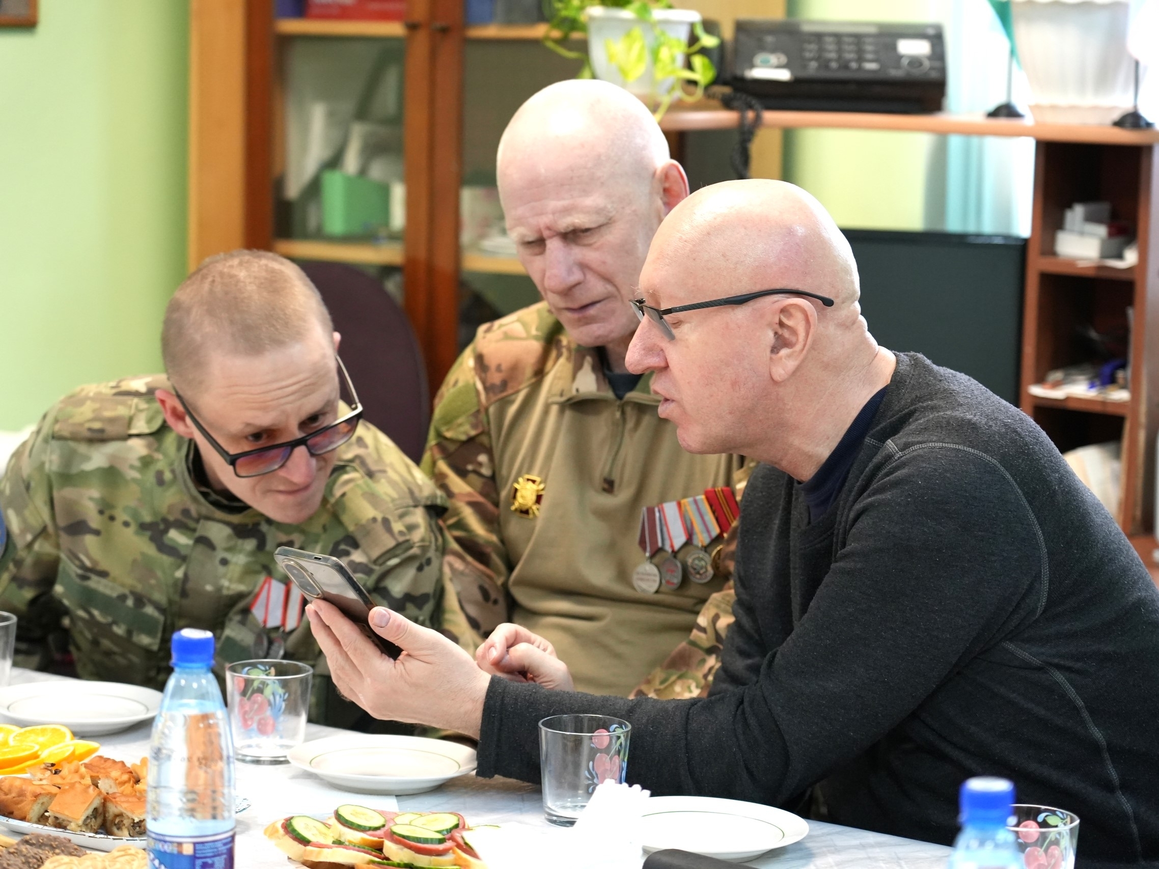 Кемдер - яуҙа, кемдер - тылда