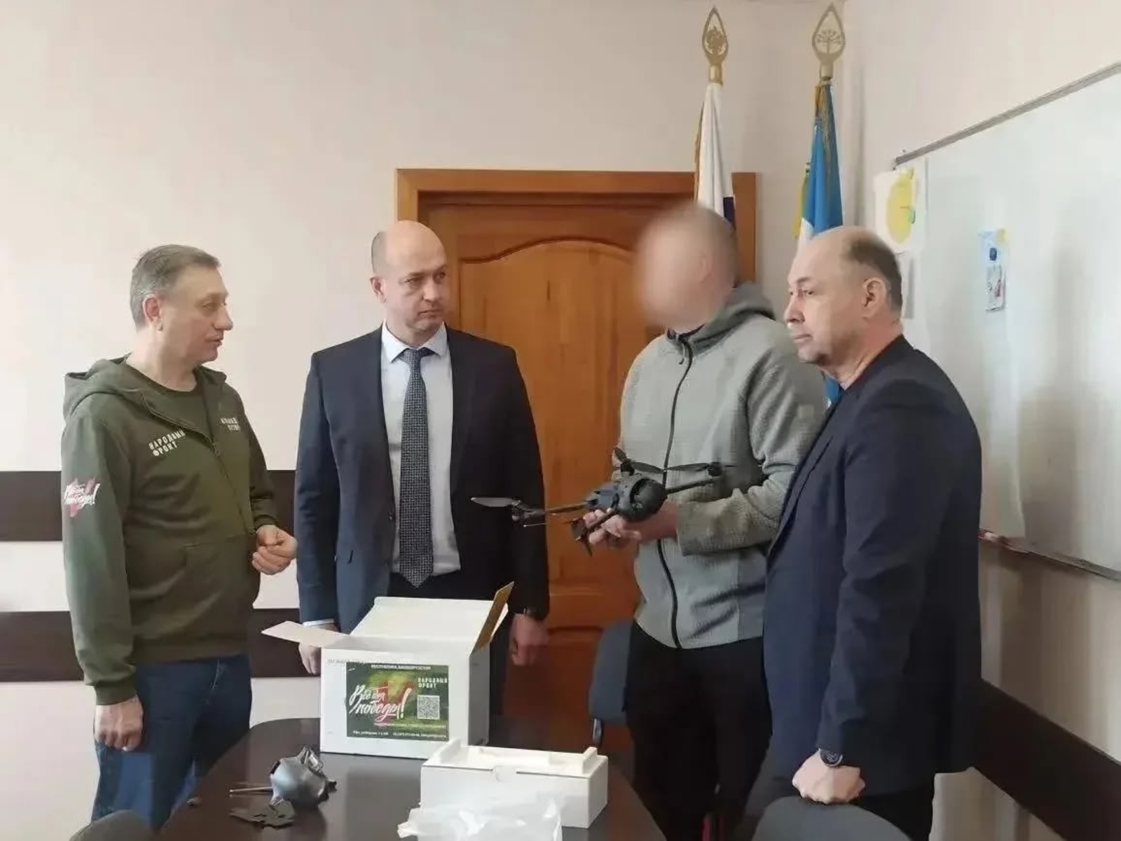 Максим Ульчев передал квадрокоптер и тепловизор сотруднику который служит